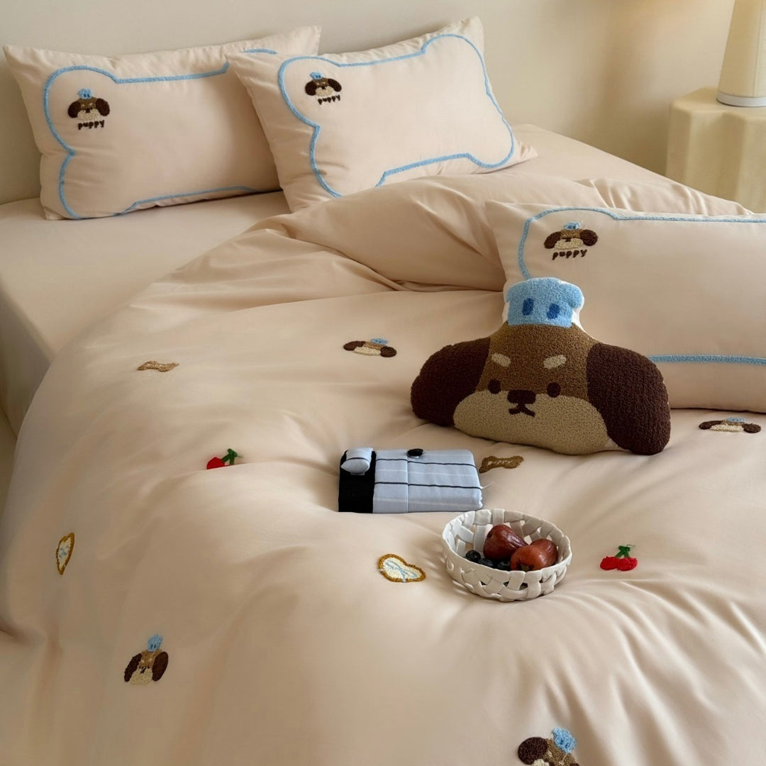 Children's bedding set with chenille teddy embroidery and contrast piping