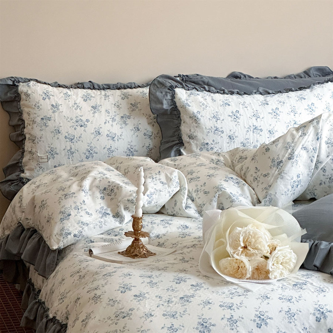 Bedding set with ruffled edges and fine minimalist pattern