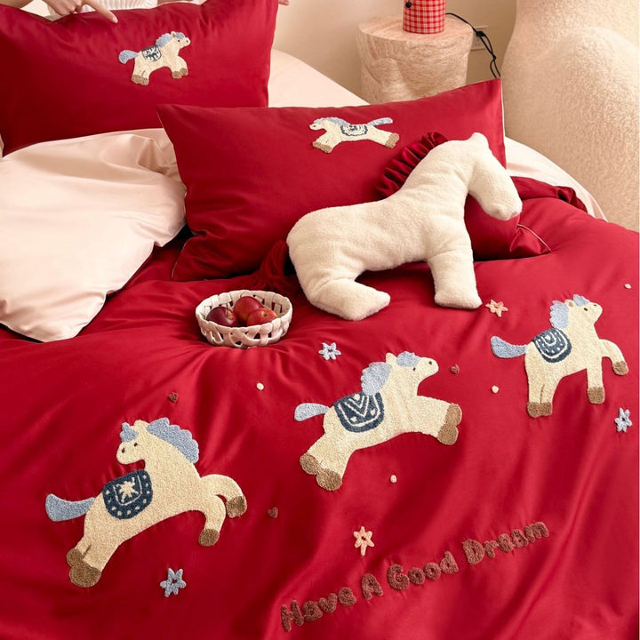 Bedding set with embroidered horse appliqués