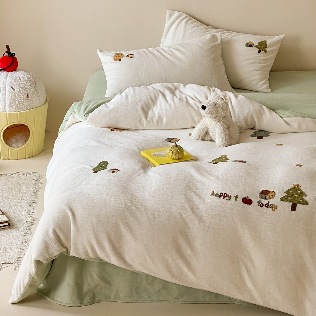Bedding set with embroidered cupcake motifs and soft cotton blend