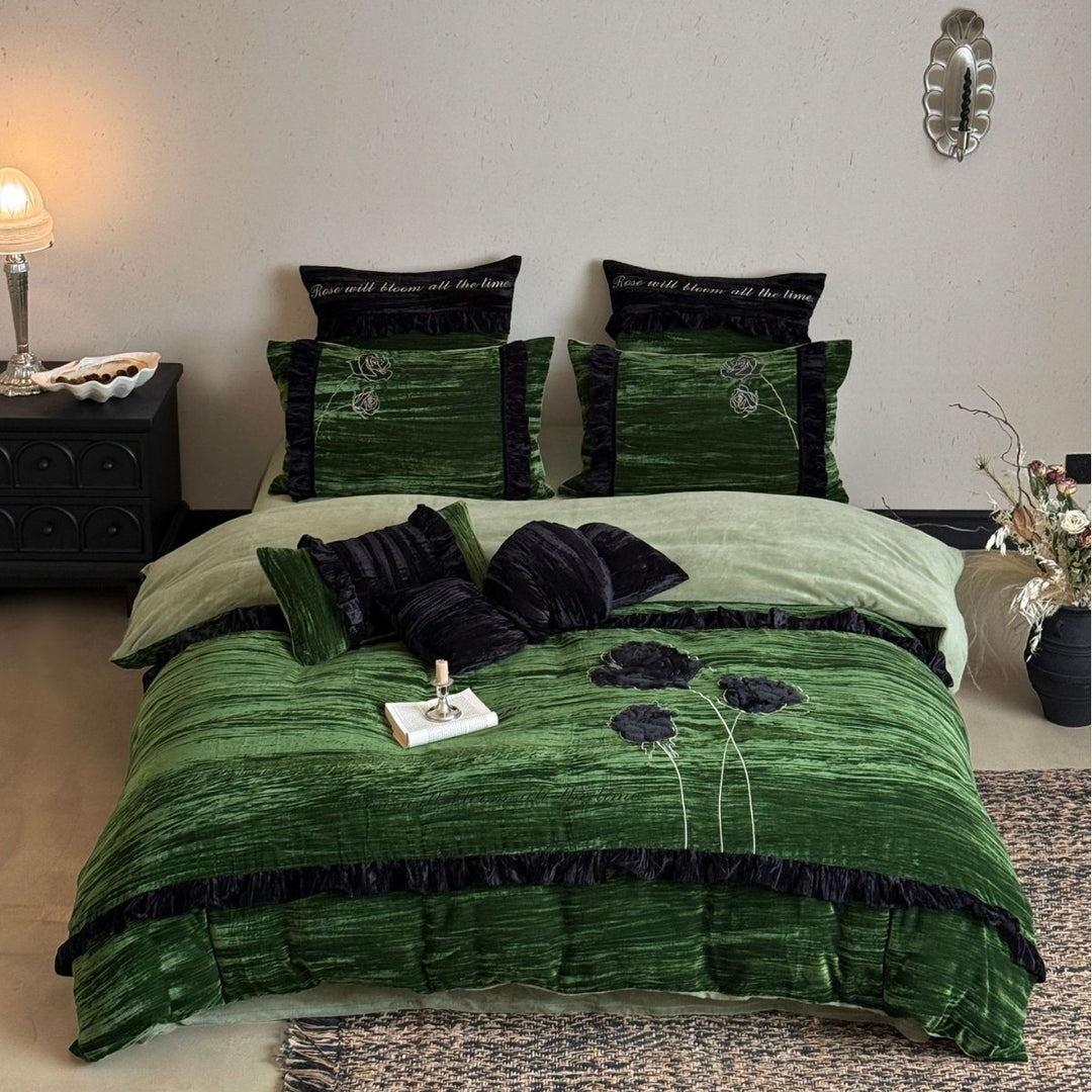 Samt bedding set with 3D rose appliqué and decorative frill