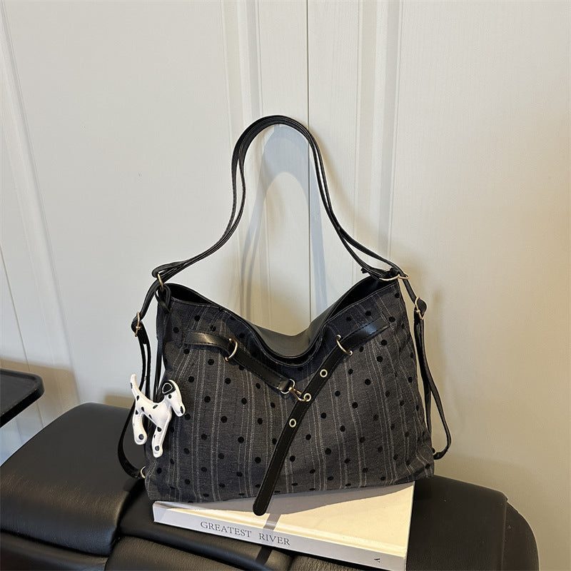 Sleek and Functional Shoulder Bag