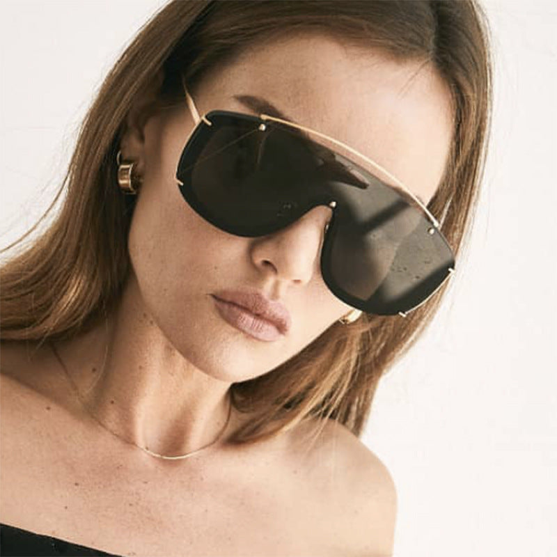 Women's masculine sunglasses with fashionable gradients and golden details Stornfield