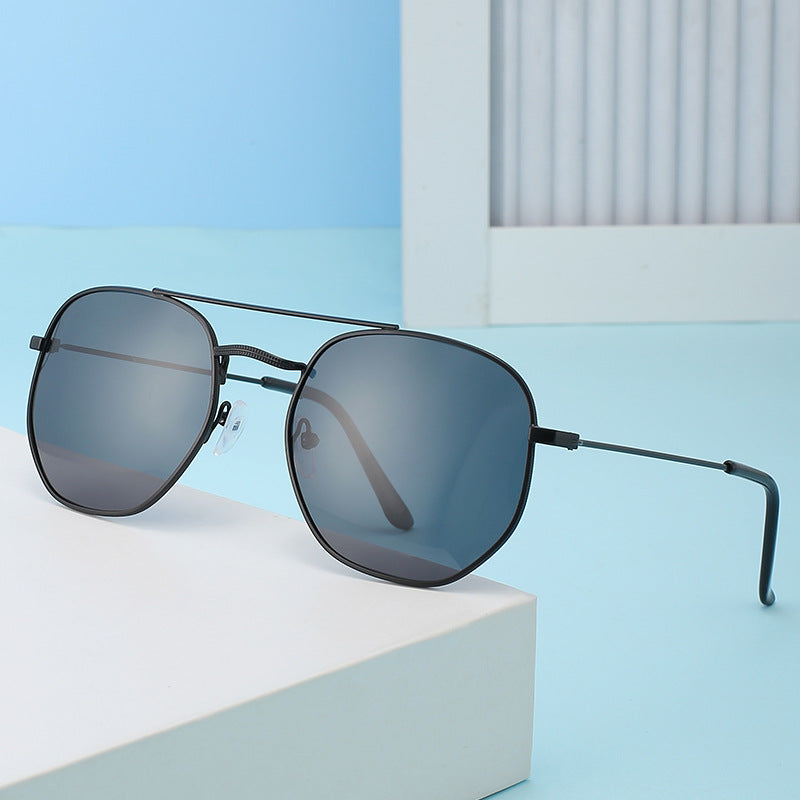 Ladies sunglasses with oval frame and protective gradient lens Stornfield