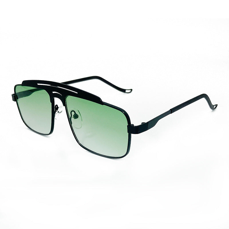 Fashionable Oversized Sunglasses with Elegant Design Stornfield