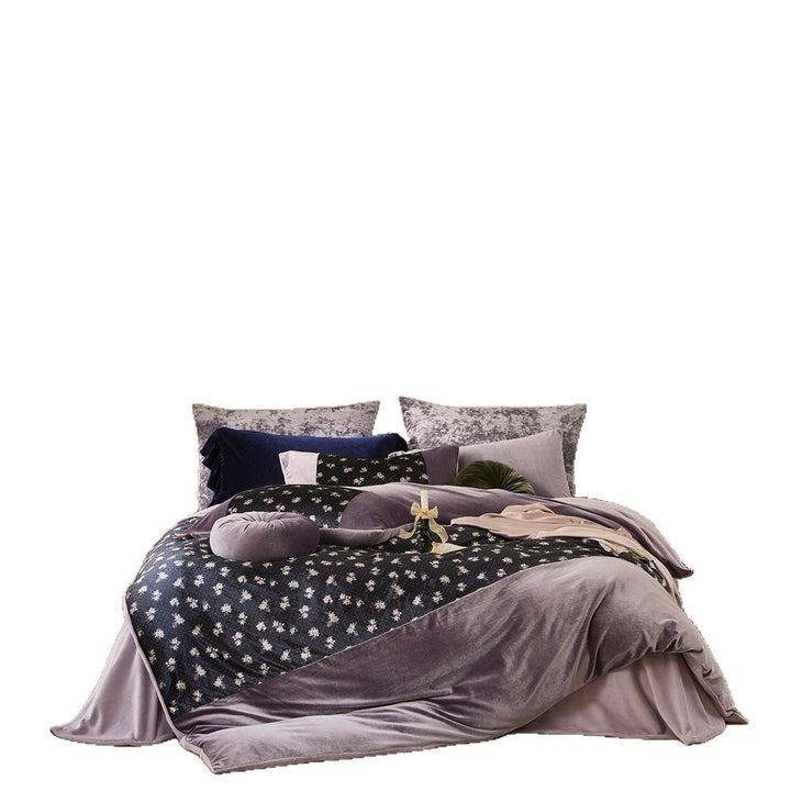 Luxurious velvet bedding set with floral pattern, reversible function and decorative pillow