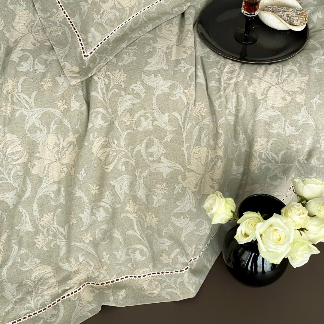 Bedding set made of cotton satin with floral jacquard structure and lace trim