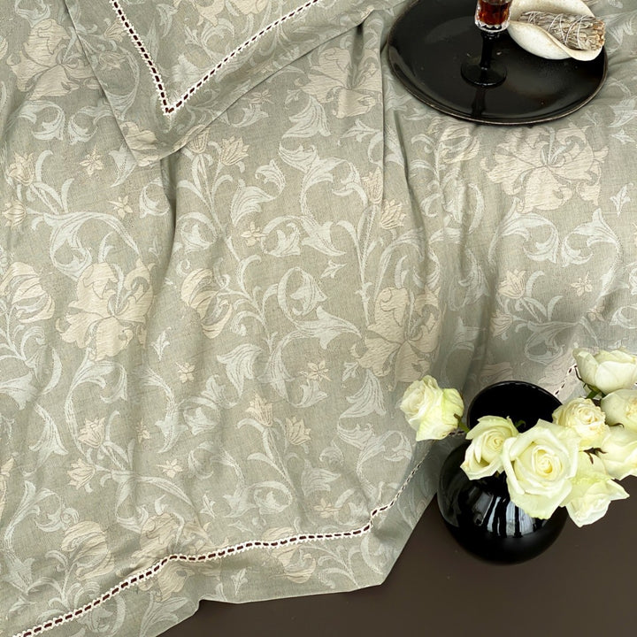 Bedding set made of cotton satin with floral jacquard structure and lace trim