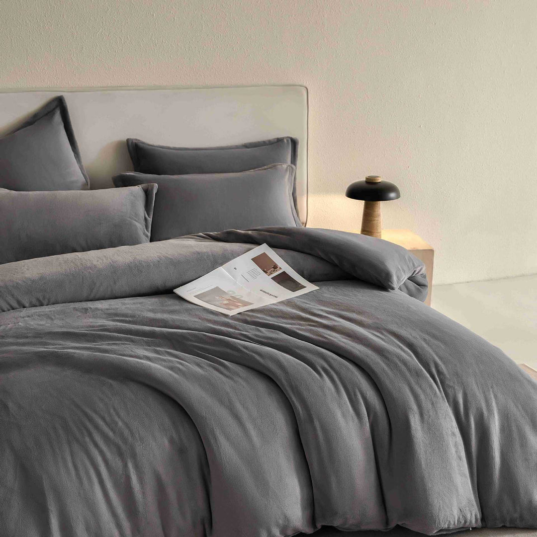 Linen-like bedding set with washed vintage finish and concealed zipper