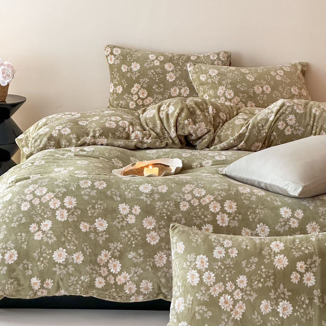 Reversible children's bedding set made of soft microfiber with cute bear and car print