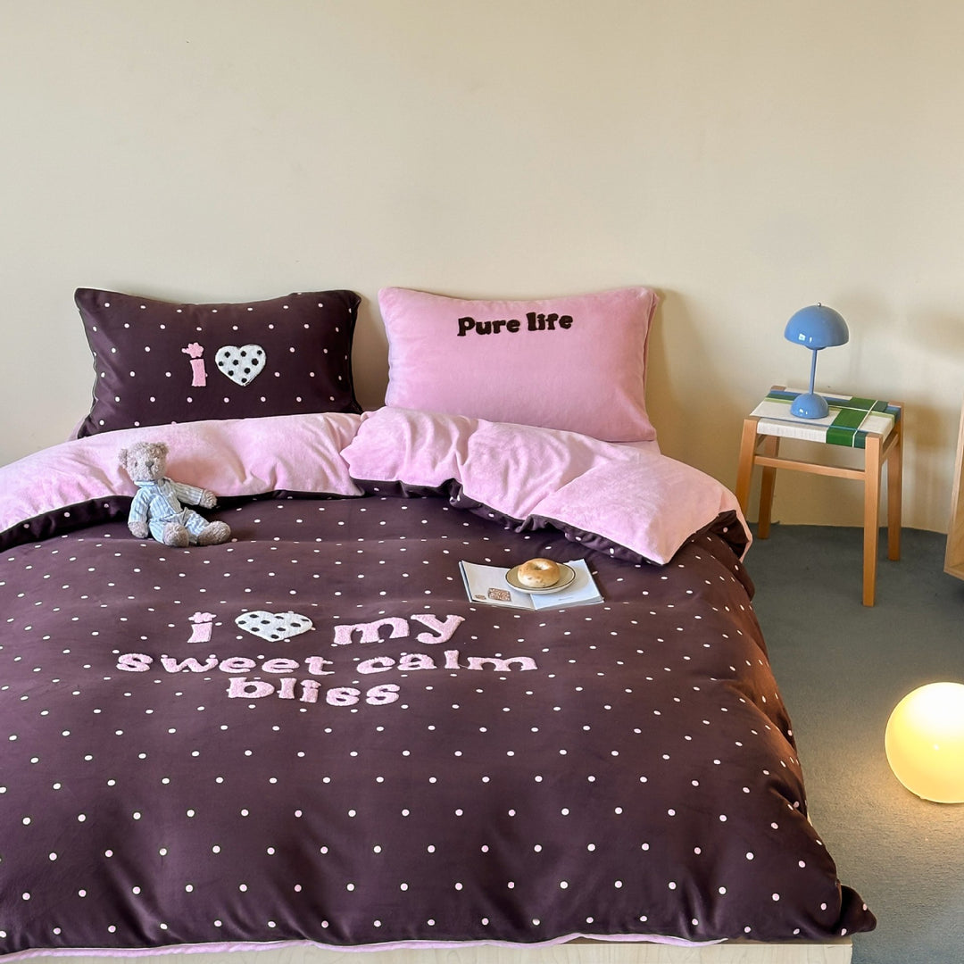 Playful bedding set made of soft cotton satin with embroidered letter appliqués