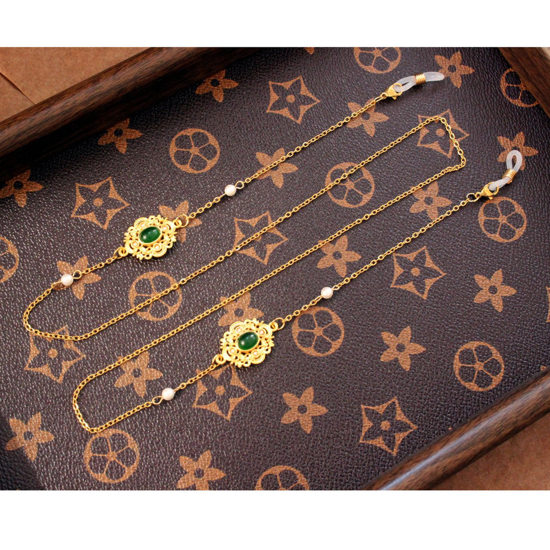Elegant jewelry display chain with pearls and green stone decoration Stornfield