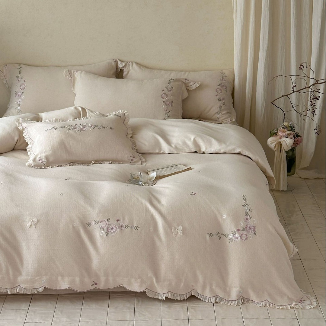 Romantic bedding set made of cotton-linen with embroidered roses and frills