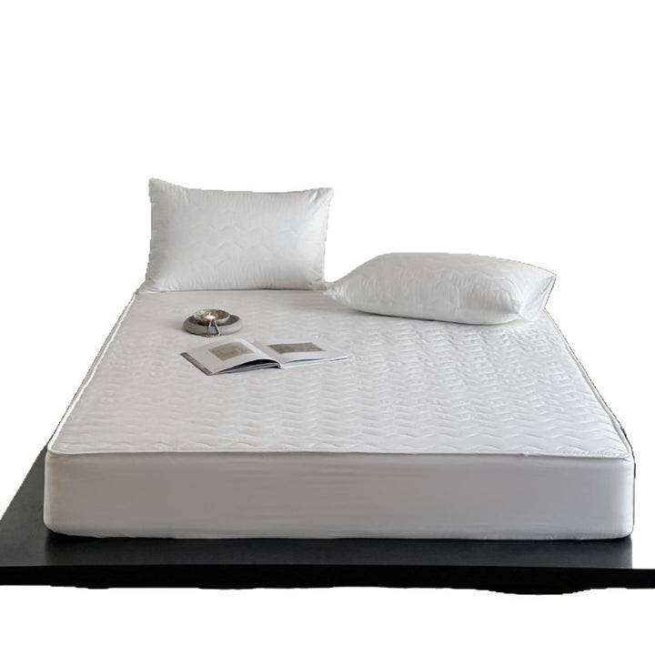 Padded mattress protector with all-round stretch and quilting