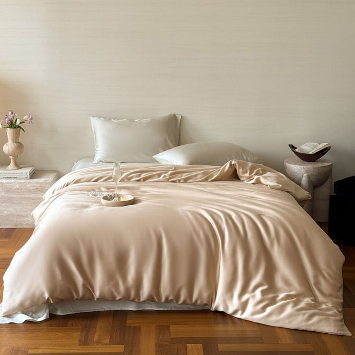 Luxurious satin bedding set with a silky-smooth surface, reversible function and hotel closure