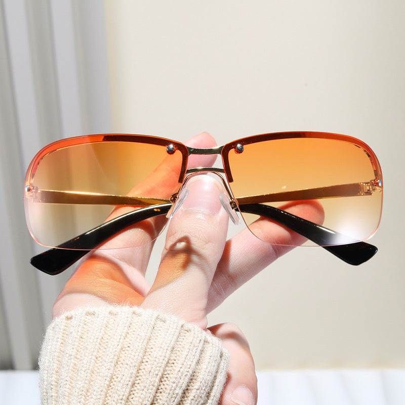 Ladies sunglasses with large, elegant lenses and a modern metal frame Stornfield