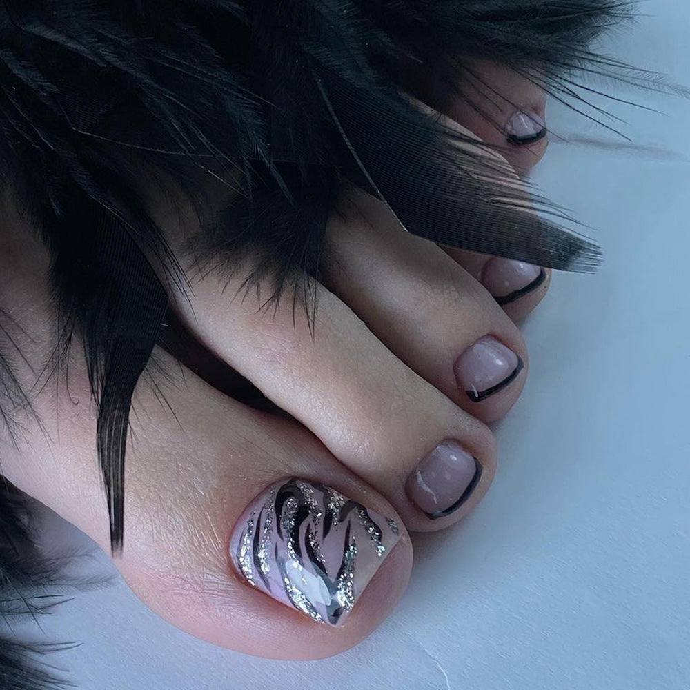 Artificial toenail art in elegant black and white design Stornfield