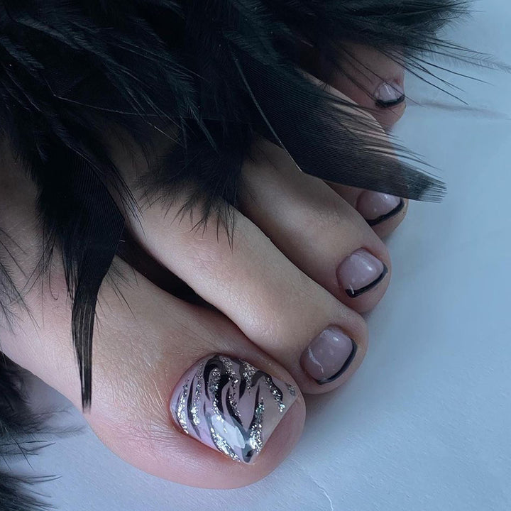 Artificial toenail art in elegant black and white design Stornfield