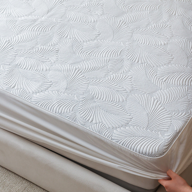 Padded mattress protector with elastic all-around rubber and quilted floral pattern