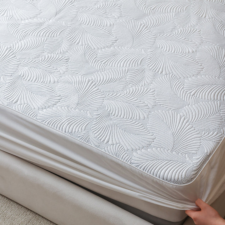 Padded mattress protector with elastic all-around rubber and quilted floral pattern