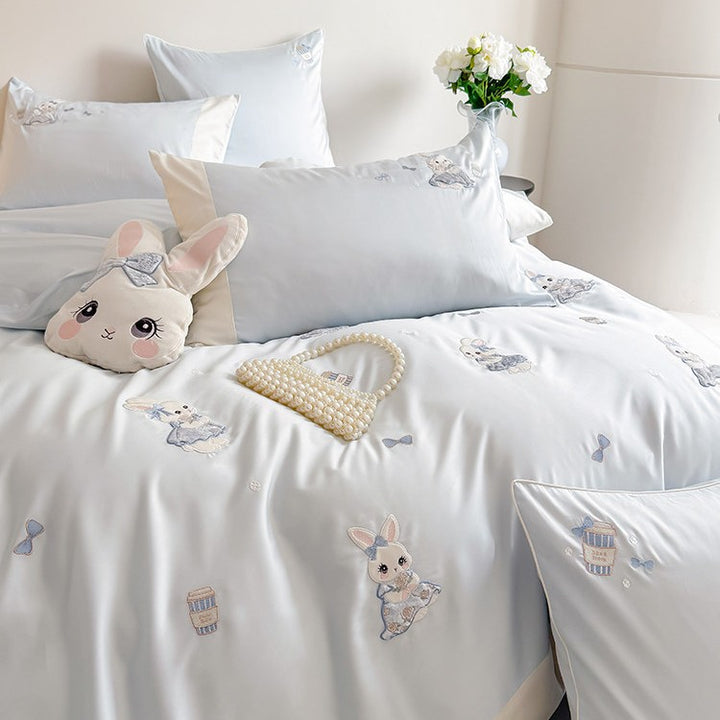 Cuddly bed linen set for children with embroidered bunny motifs and plush pillow