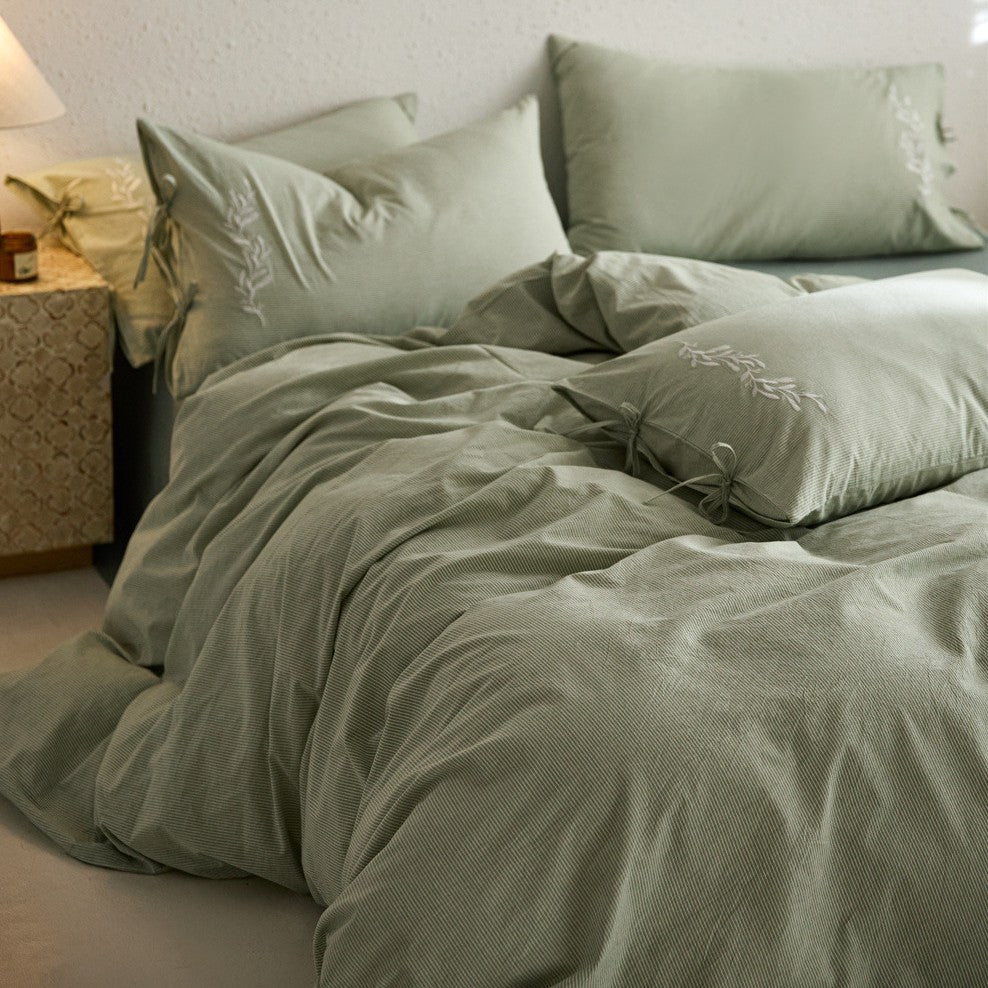 Cotton muslin bedding set with ties, soft muslin structure and breathable linen look
