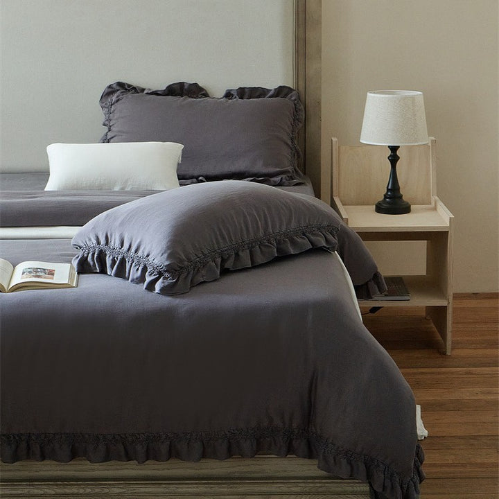 Duvet cover set made of high-quality cotton percale with ruffle edge