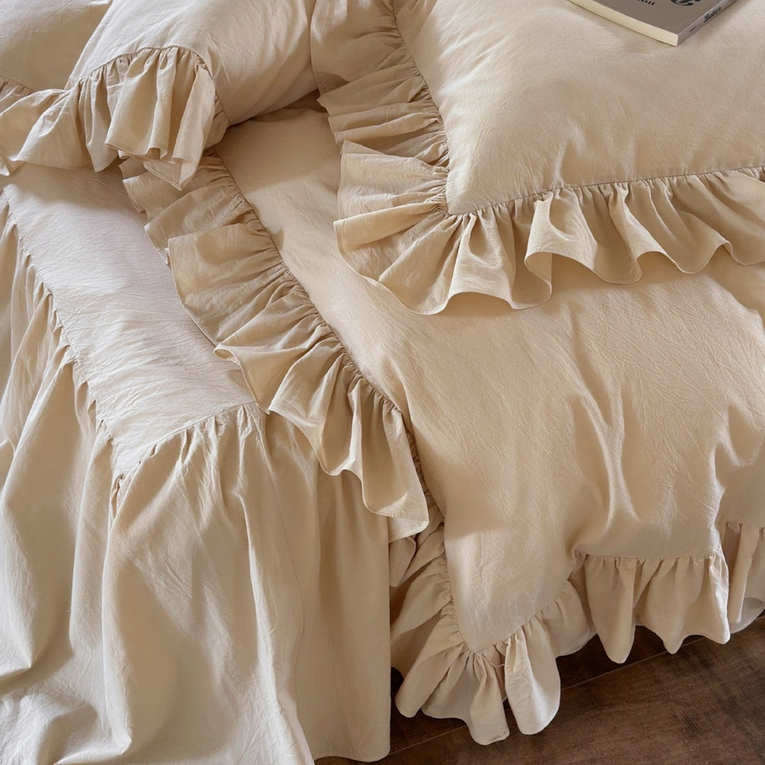Romantic bedding set made of cotton muslin with ruffles and bedskirt
