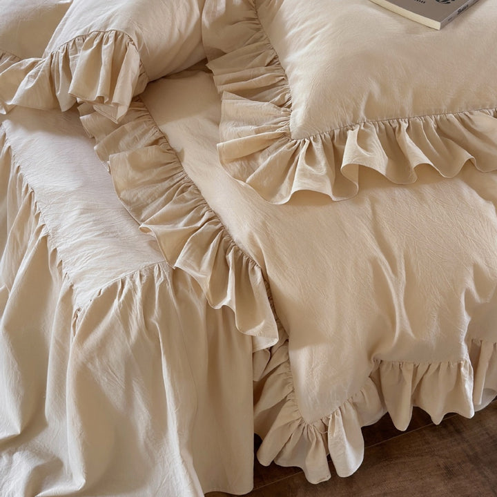 Romantic bedding set made of cotton muslin with ruffles and bedskirt
