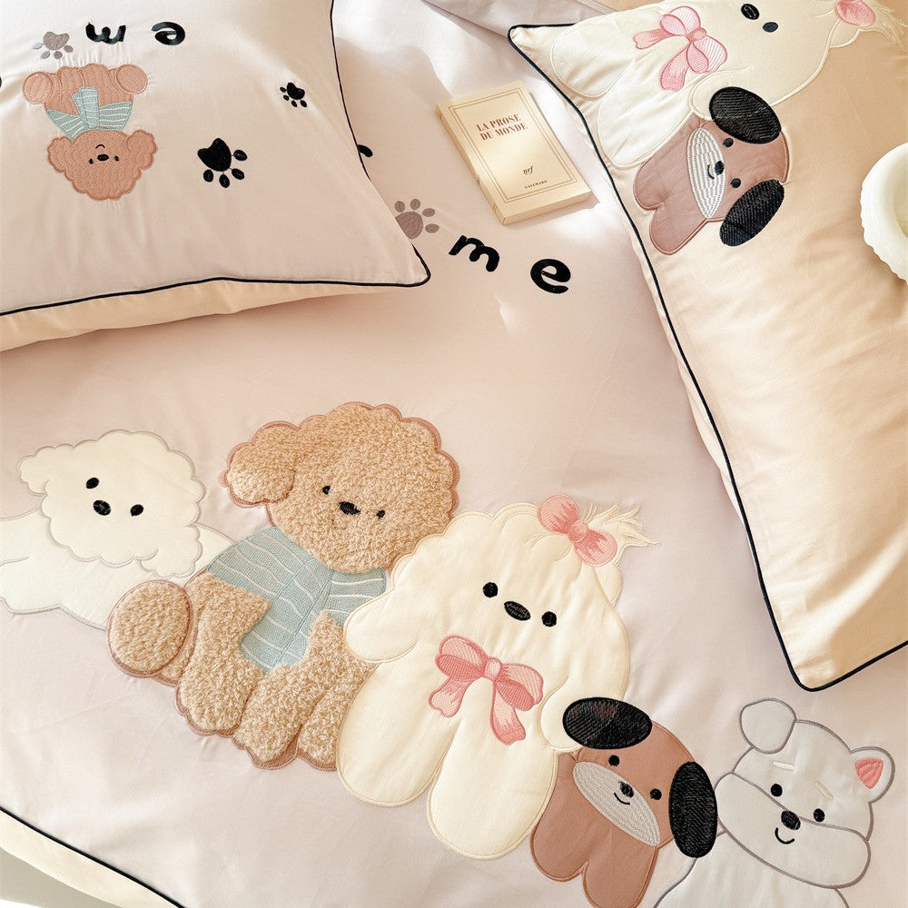Child bedding set with appliquéd plush figures and contrasting piping made of satin cotton
