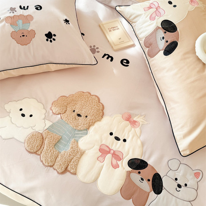 Child bedding set with appliquéd plush figures and contrasting piping made of satin cotton