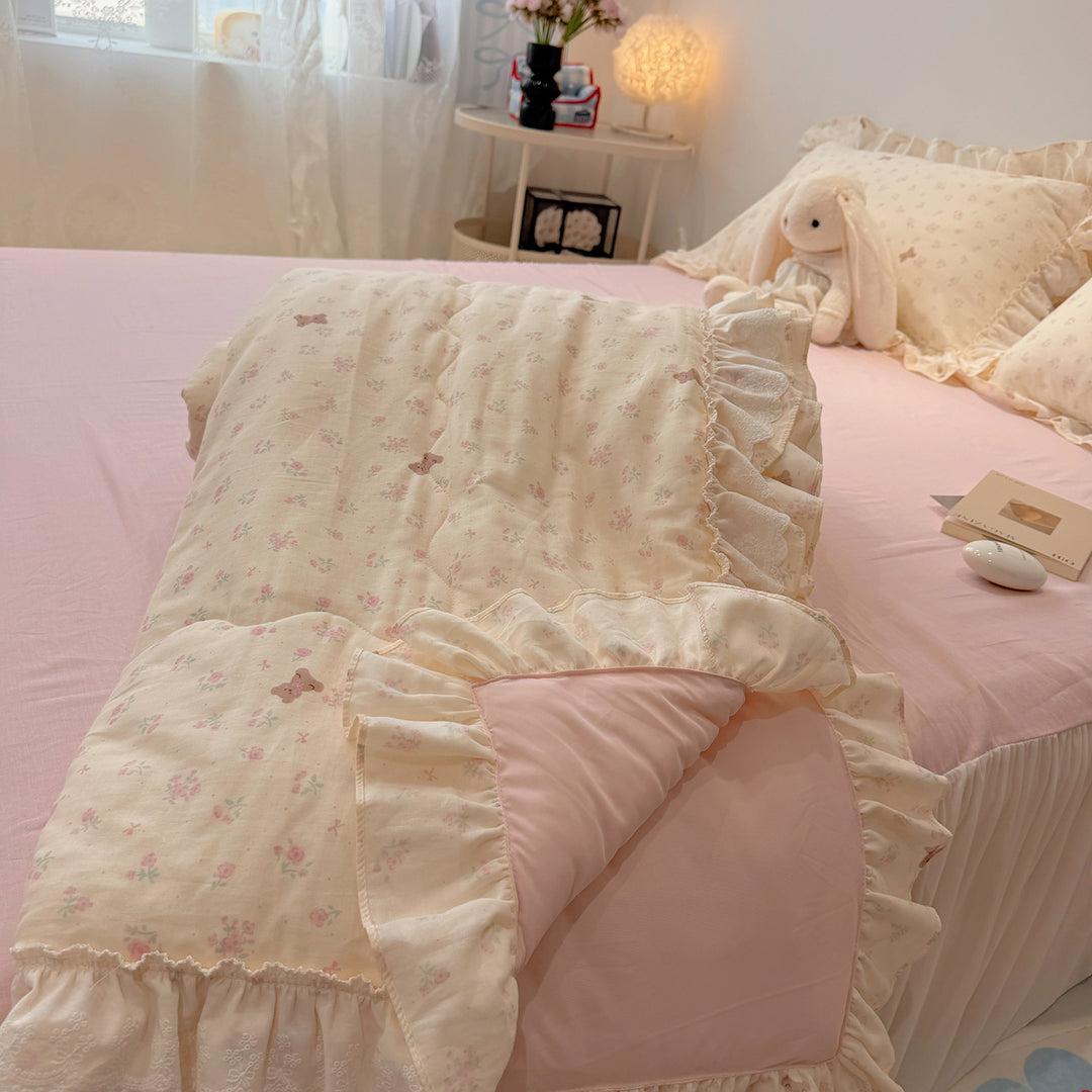 Patchwork bedding set made of cotton muslin with ruffles and light quilt