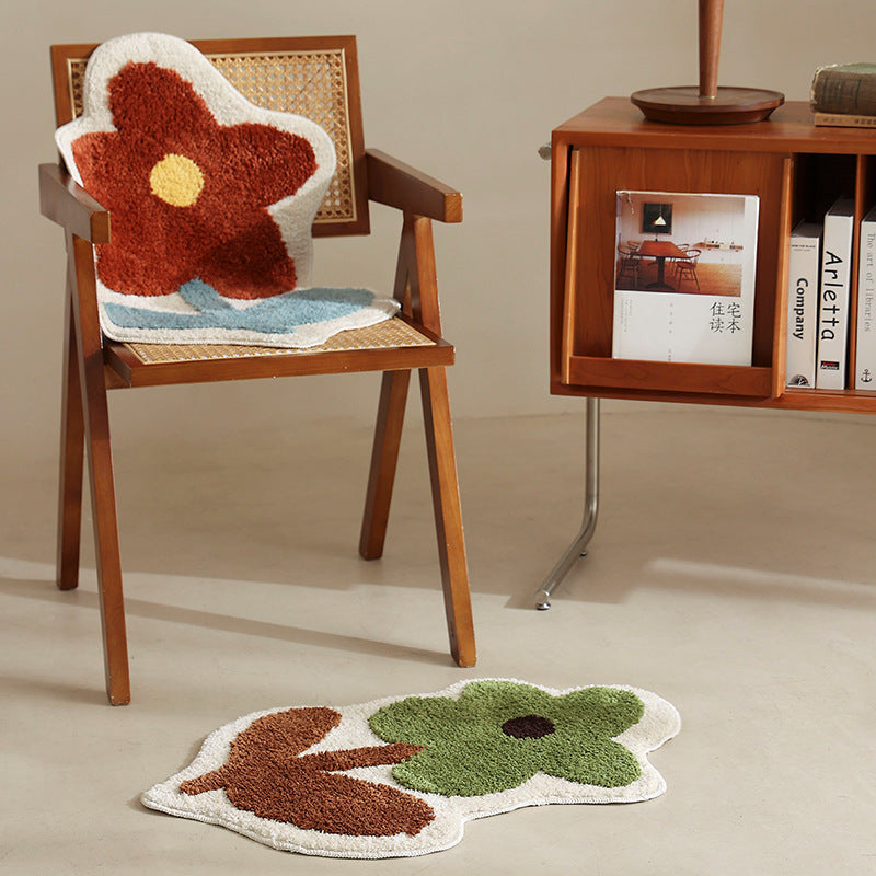 Flower-shaped hand-tufted bath mat with voluminous pile and non-slip latex backing Stornfield