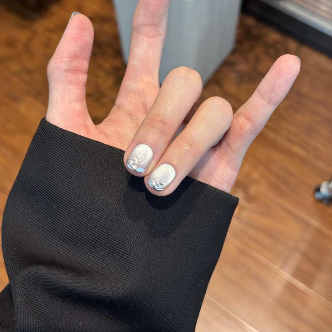 Glamorous artificial nails with radiant metallic finish Stornfield