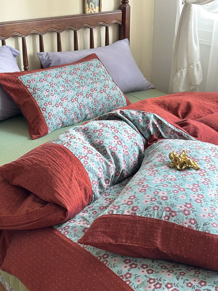 Luxurious reversible bedding set with bow details