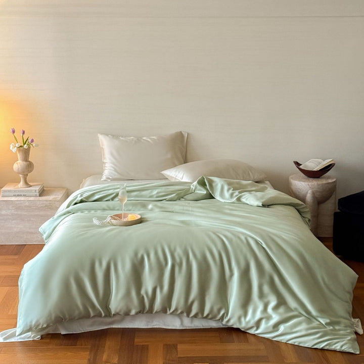 Luxurious satin bedding set with a silky-smooth surface, reversible function and hotel closure