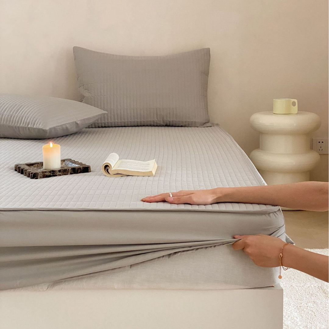 Padded mattress protector with fine quilted texture and all-round elastic band