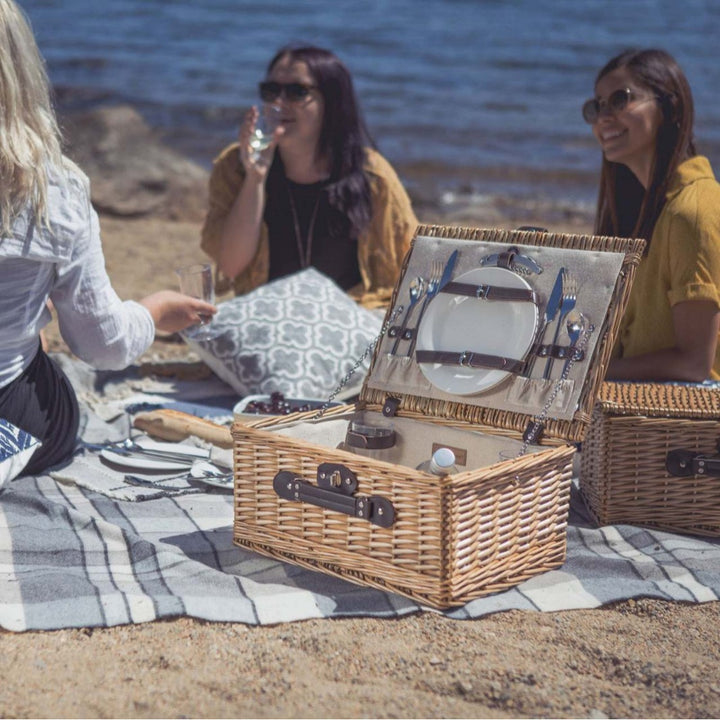 Women's picnic basket with integrated dish set and stylish details Stornfield
