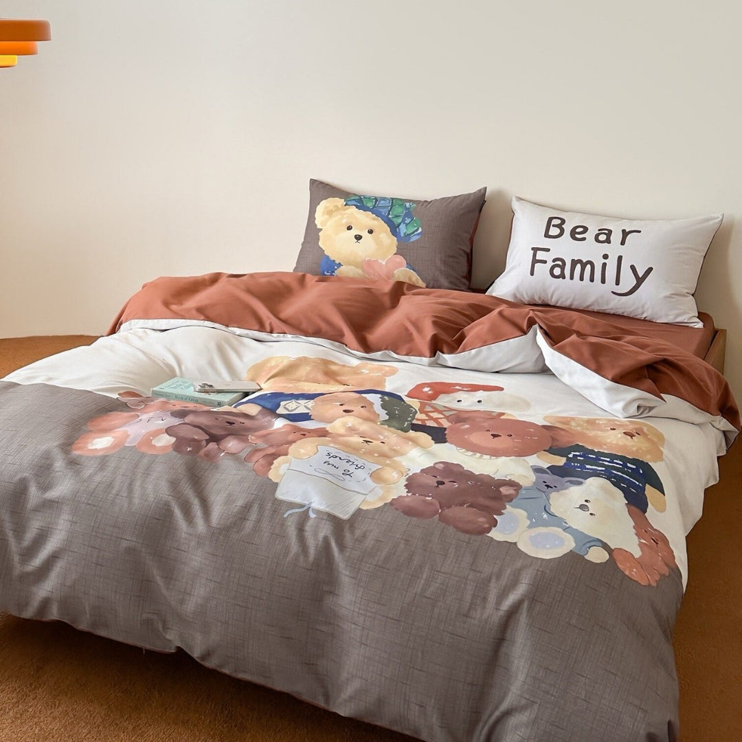 Multi-piece duvet cover and pillowcase set made of cotton muslin with illustrative teddy bear family print