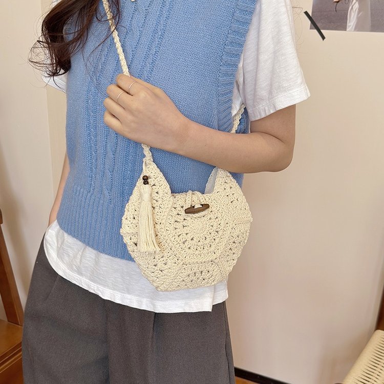 Hand-knotted shoulder bag with tassels Stornfield