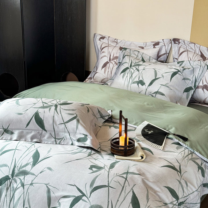 Bedding set made of cotton satin with botanical bamboo leaf print and reversible pillowcases