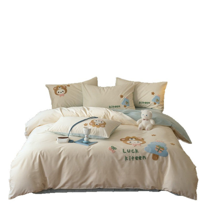 Children's bedding set with embroidered bear and mushroom appliqués made of cotton satin