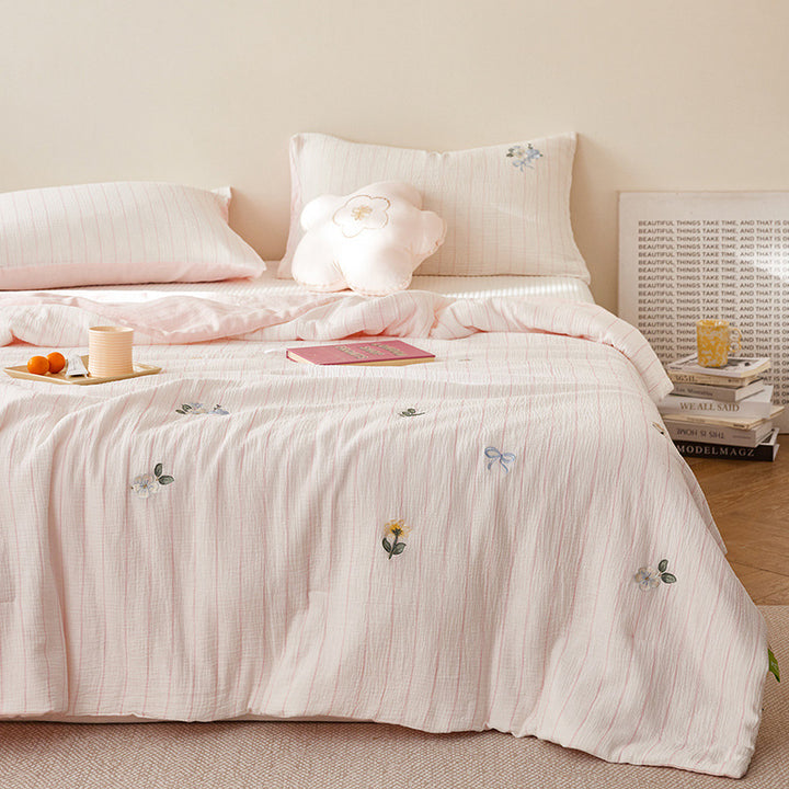 Quilted bedding and throw set with appliquéd plush puppy made of cotton muslin