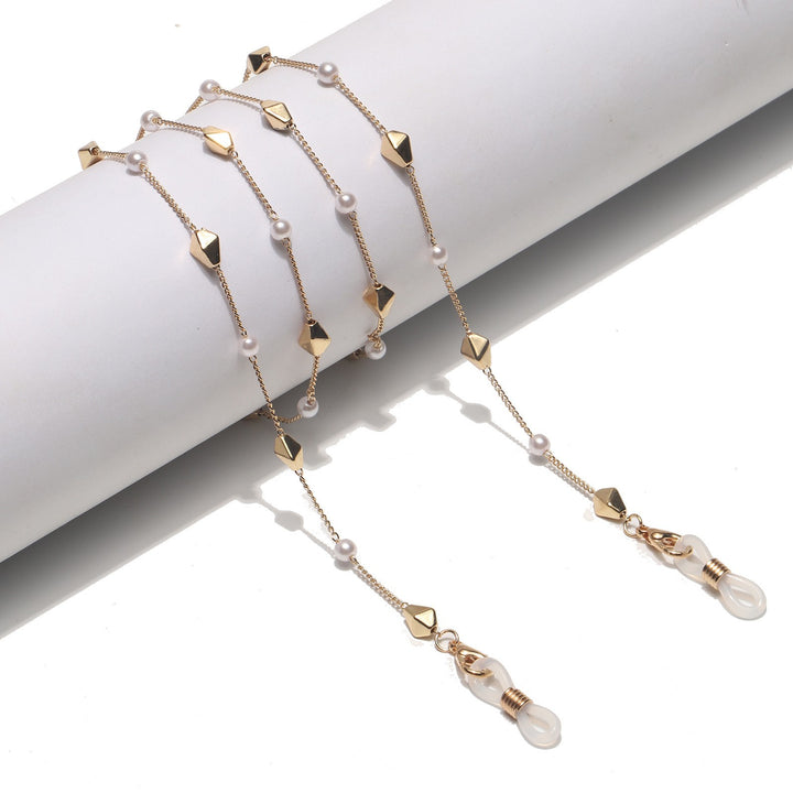 Elegant Heart-Shaped Pearl Chain Eyewear Holder Stornfield