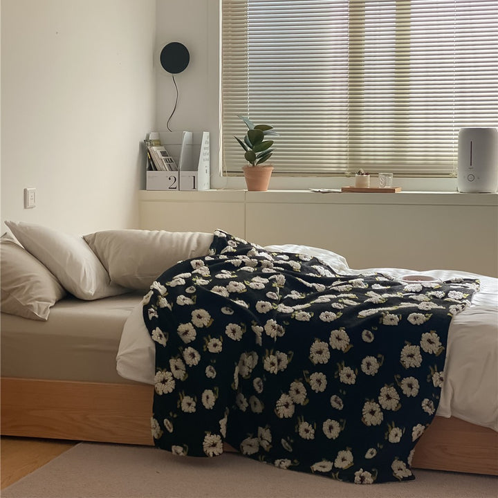 Cuddly blanket with floral bouclé surface and minky reversible fleece