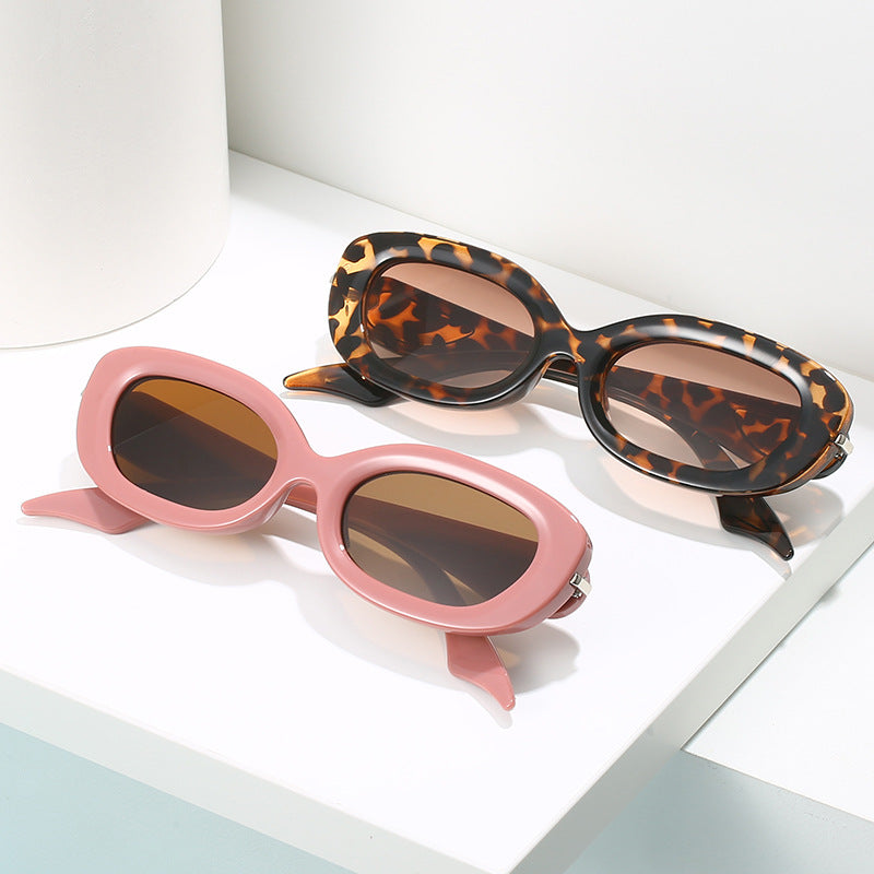 Ladies stylish sunglasses with elegant, curved frame Stornfield