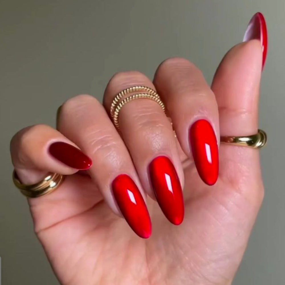 Artificial nails in elegant almond-shaped tips Stornfield