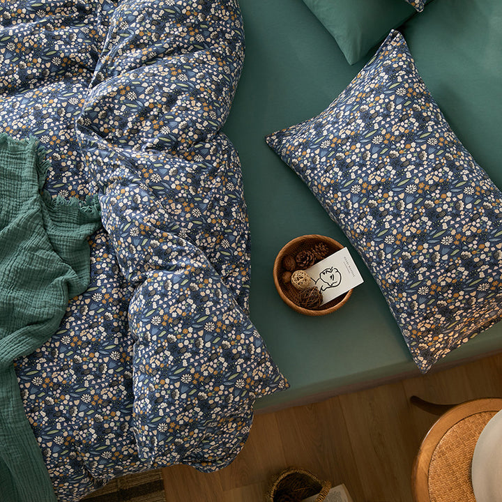 Bedding set with quilted light down filling, cotton blend and fine millefleurs print
