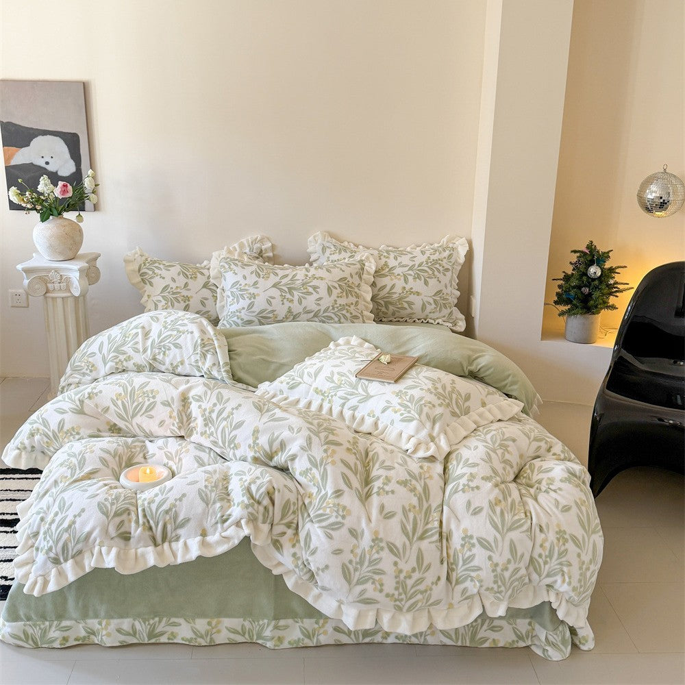 Bedding set made of soft cotton muslin with ruffle, quilted blanket and decorative pillowcases
