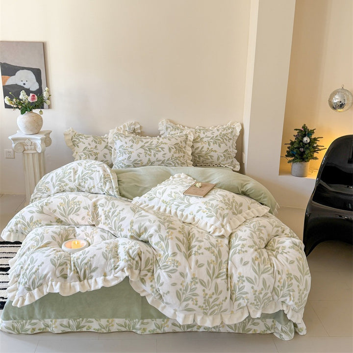 Bedding set made of soft cotton muslin with ruffle, quilted blanket and decorative pillowcases